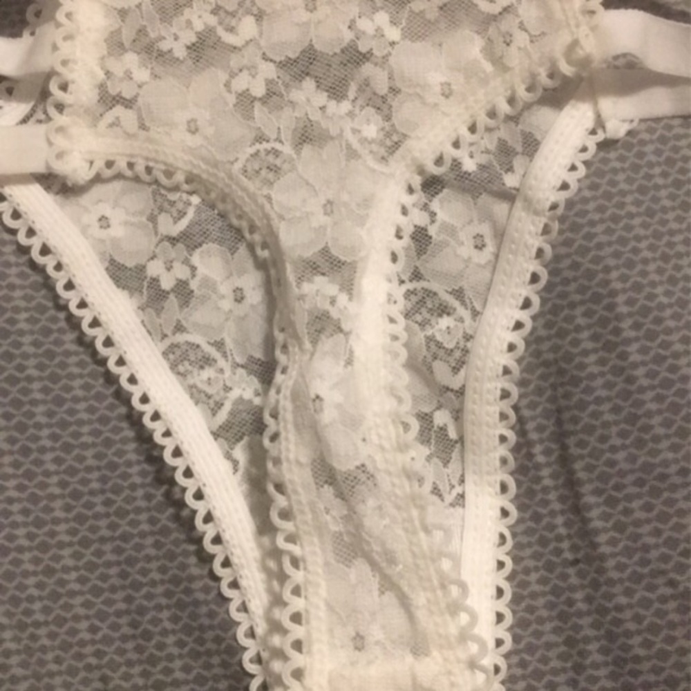 Lacy thong - Picture 3 of 3
